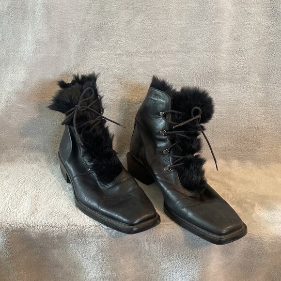 Stuart Weitzman Women's Leather and Bunny Fur Ankle Boots Black Size 9.5 - Picture 3 of 10